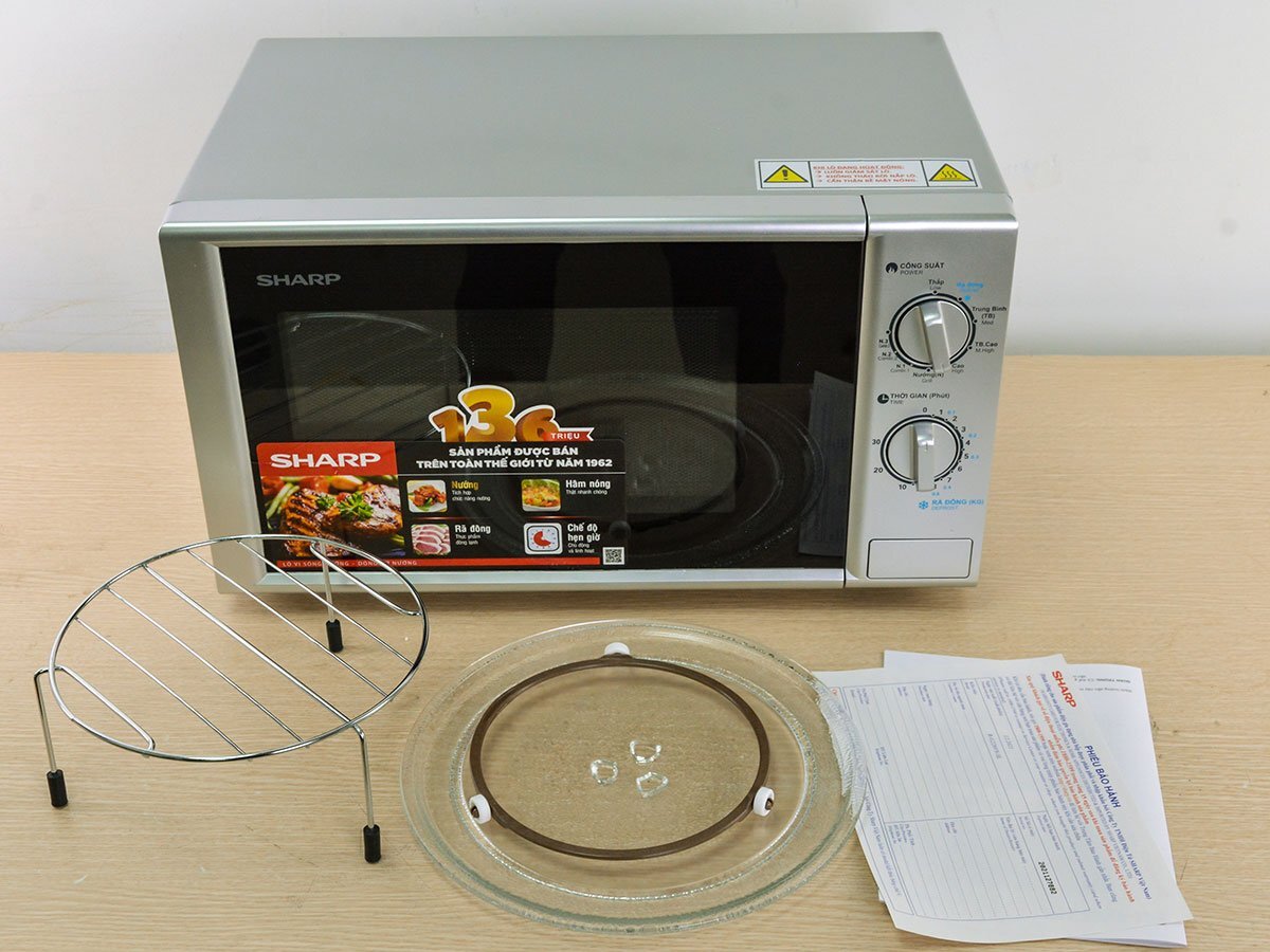  Sharp R G228VN SL được trang bị phụ kiện đầy đủ