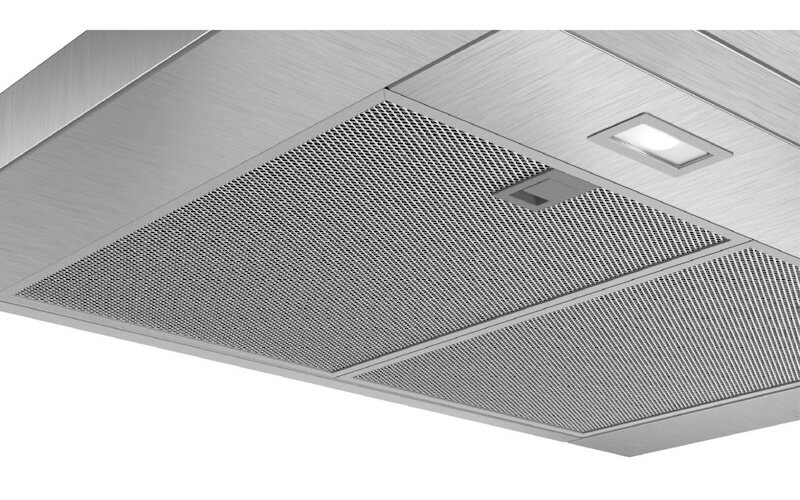 Máy hút mùi áp tường Bosch DWB77CM50 đạt công suất hút tối đa gần 700m3/h (Ảnh: Bosch). 