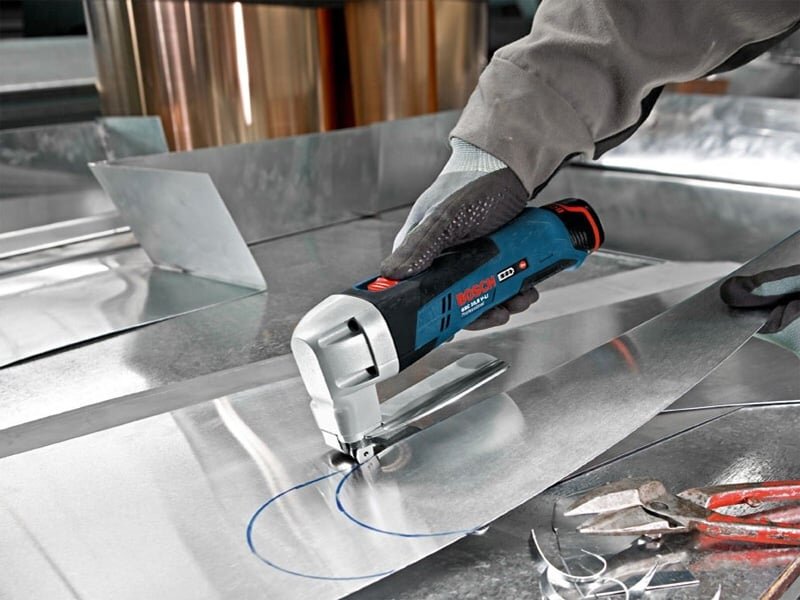 Máy cắt kim loại dùng pin