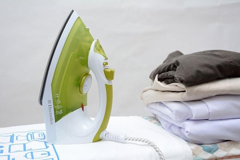 Bàn ủi hơi nước Electrolux ESI400 Bàn ủi hơi nước Electrolux ESI400