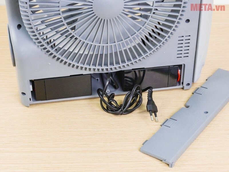 Vị trí để dây điện của quạt Quạt tích điện Makxim