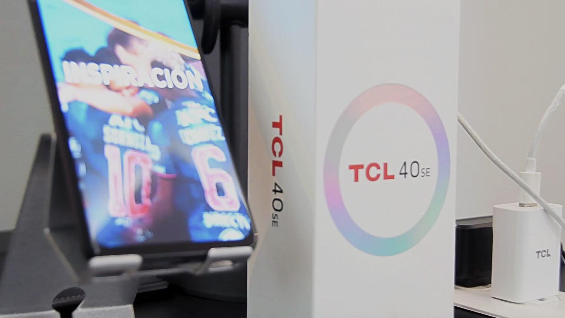 TCL 40 SE - Sử dụng cả ngày dài với viên pin dung lượng lớn