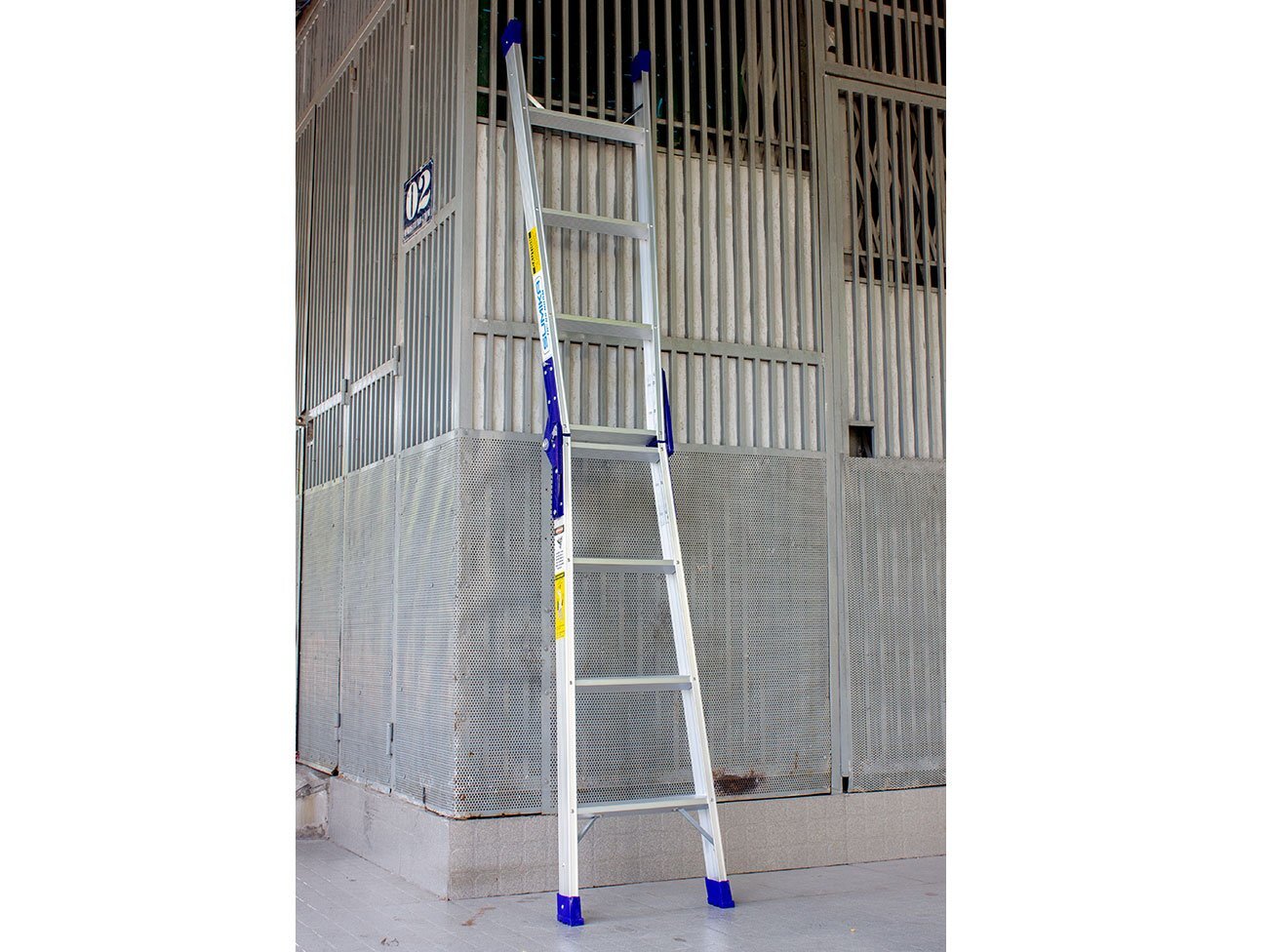 Thang sử dụng ở dáng chữ I Thang nhôm