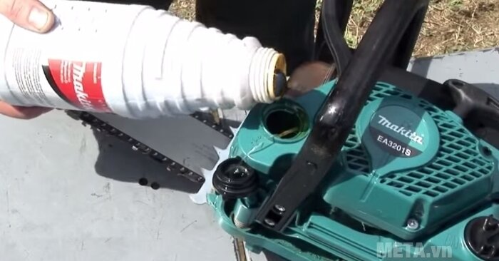 Máy cưa xích chạy xăng Makita EA3201S40B Máy cưa xích chạy xăng Makita EA3201S40B