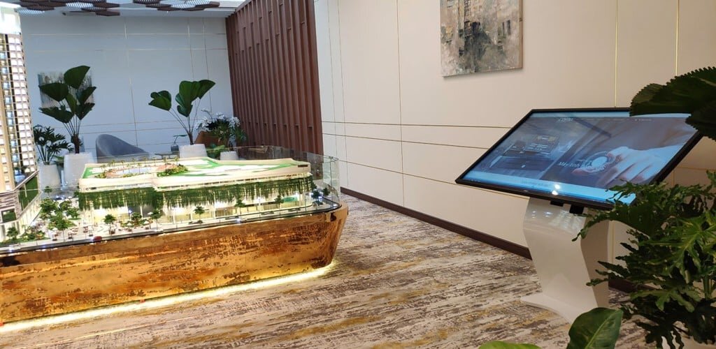 Máy KIOSK tra cứu thông tin COMQ Q-Kiosk 6585TMT - 65'' ( Chân quỳ )