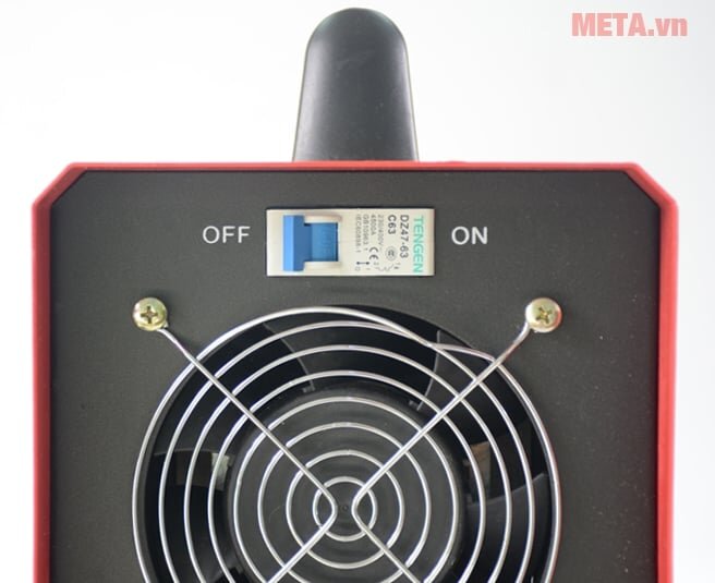 Công tắc mở máy nằm phía sau