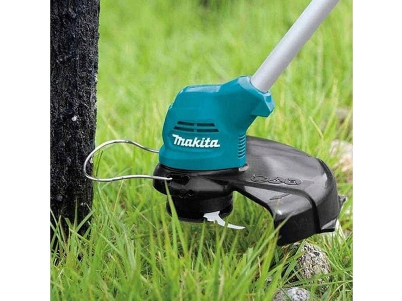 Hơn nữa Makita UR100DZ còn có bộ phận bảo vệ lưỡi cắt tránh văng cỏ