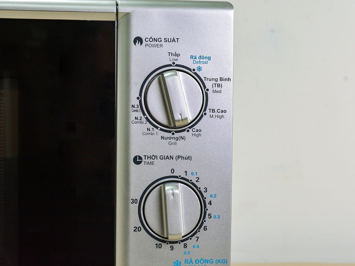 lò vi sóng Sharp R G228VN SL có bảng điều khiển dễ thao tác