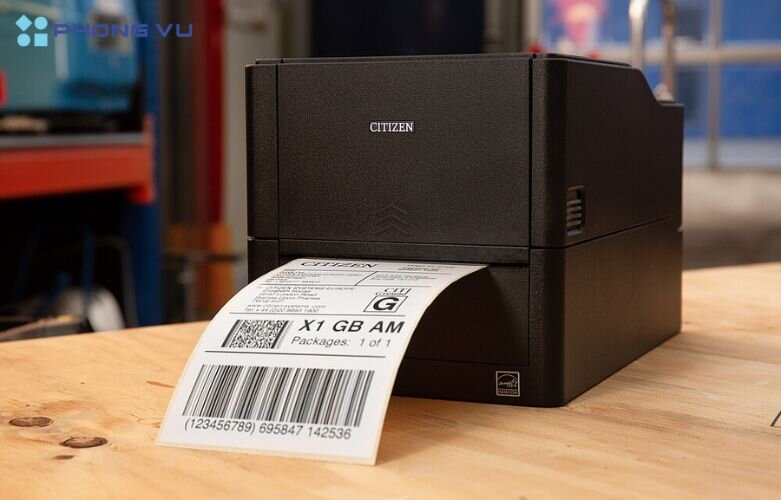 Máy in mã vạch Citizen CL-E321 (203dpi) giúp quản lý hàng hóa tốt hơn, từ đó cải thiện năng suất và hiệu suất của các doanh nghiệp trong nhiều lĩnh vực khác nhau, từ bán lẻ đến logistics và quản lý kho