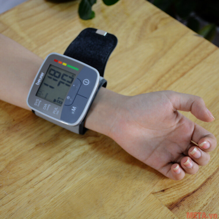 Máy đo huyết áp cổ tay Beurer BC32