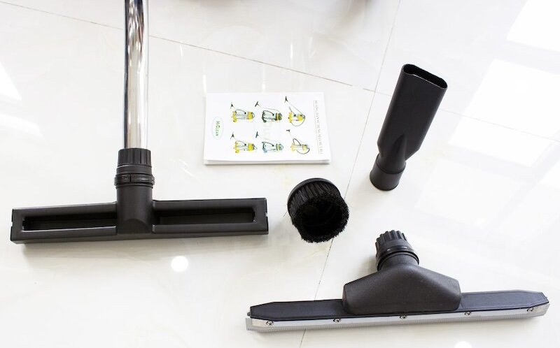 Máy hút bụi công nghiệp HiClean HC80P đi kèm với nhiều đầu hút chuyên biệt