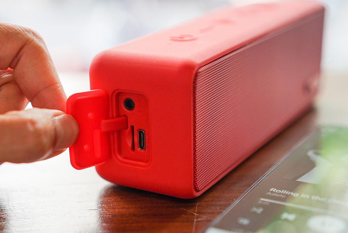 Các cổng kết nối được bảo vệ bởi lớp vỏ cao su