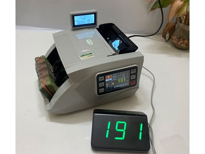 Máy có khả năng phát hiện tiền siêu giả, giả