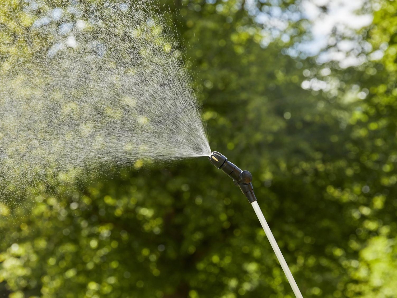 Bình tưới cây Gardena có chế độ phun sương và phun tia thẳng Bình tưới cây Gardena