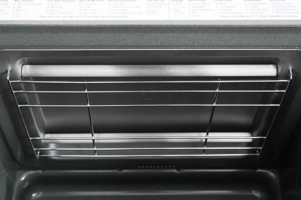 Lò vi sóng Panasonic NN-GT65JBYUE có khoang lò bằng thép không gỉ Lò vi sóng Panasonic NN-GT65JBYUE có khoang lò bằng thép không gỉ