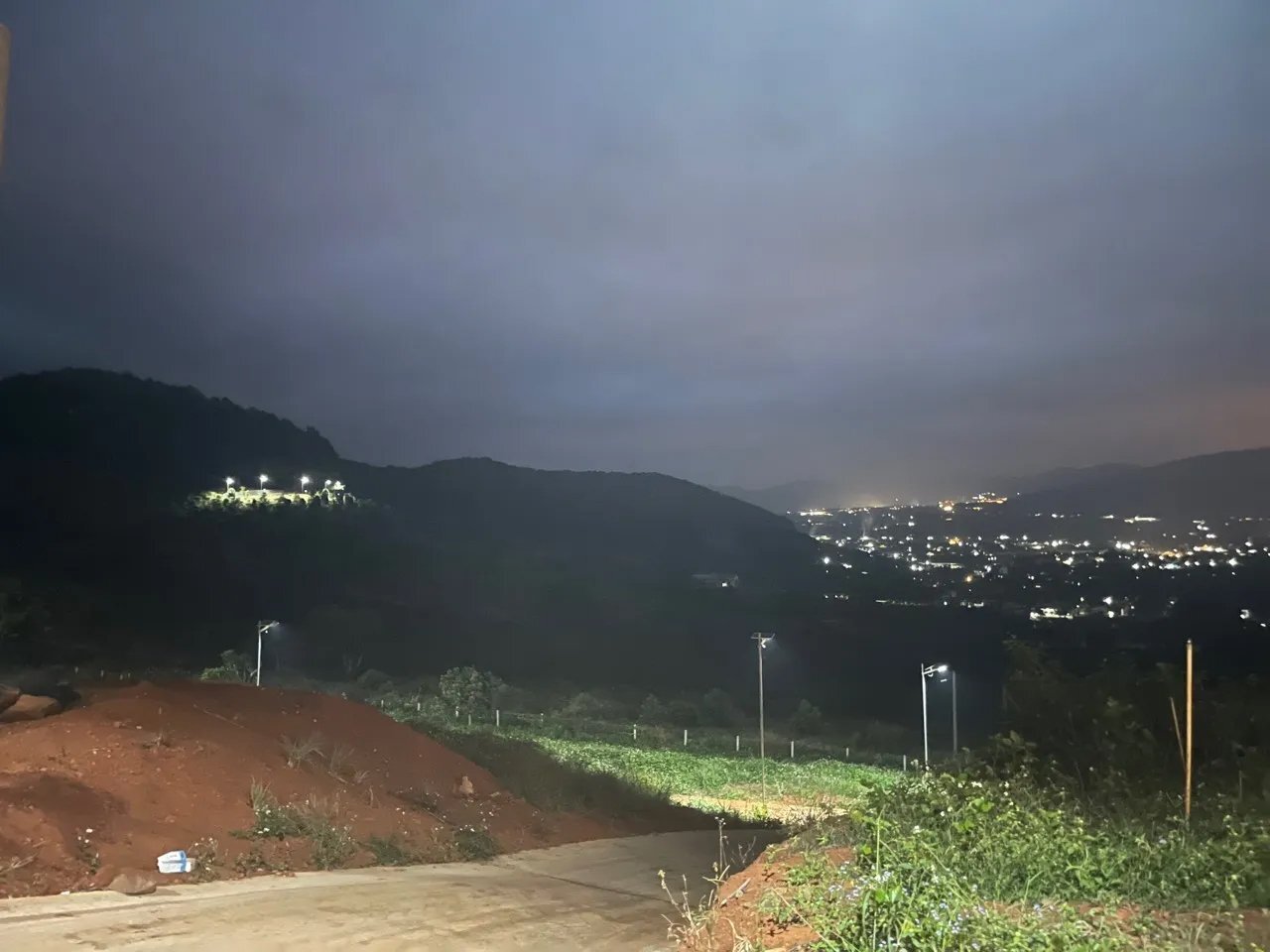 Đèn năng lượng mặt trời chiếu sáng cho đường phố Đèn đường năng lượng mặt trời MK