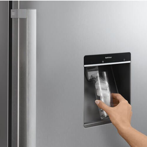 Tủ được thiết kế để lây đá và nước ở ngoài