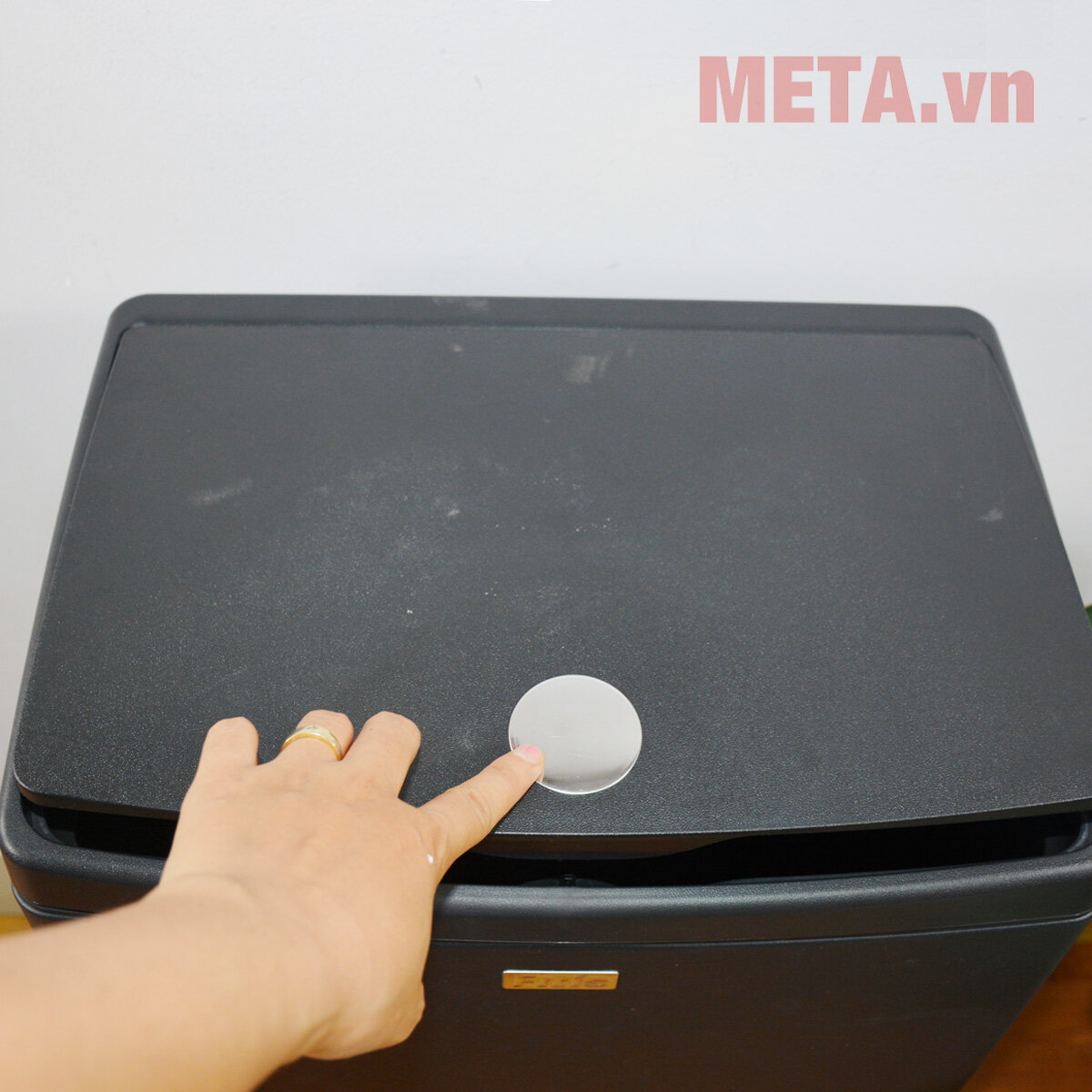 Thùng rác inox nhấn vuông lớn Fitis Mega STL2-903 - 40 lít (đen)