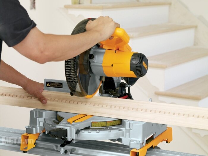 Máy cưa cắt góc đa năng 250mm DeWalt DW713