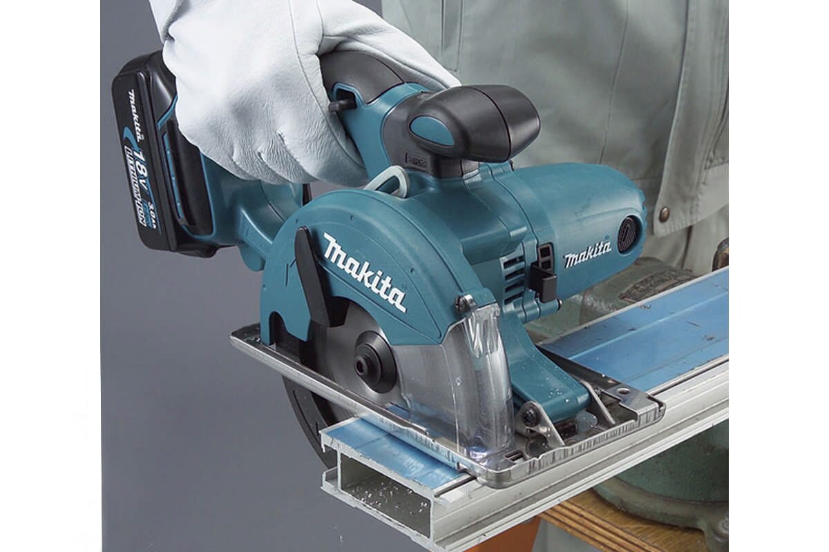 Máy cắt kim loại pin 18V Makita DCS550RME