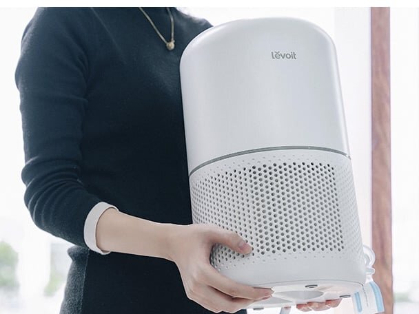 máy lọc không khí gia đình Levoit Core 300 dễ di chuyển nhờ thiết kế nhỏ gọn