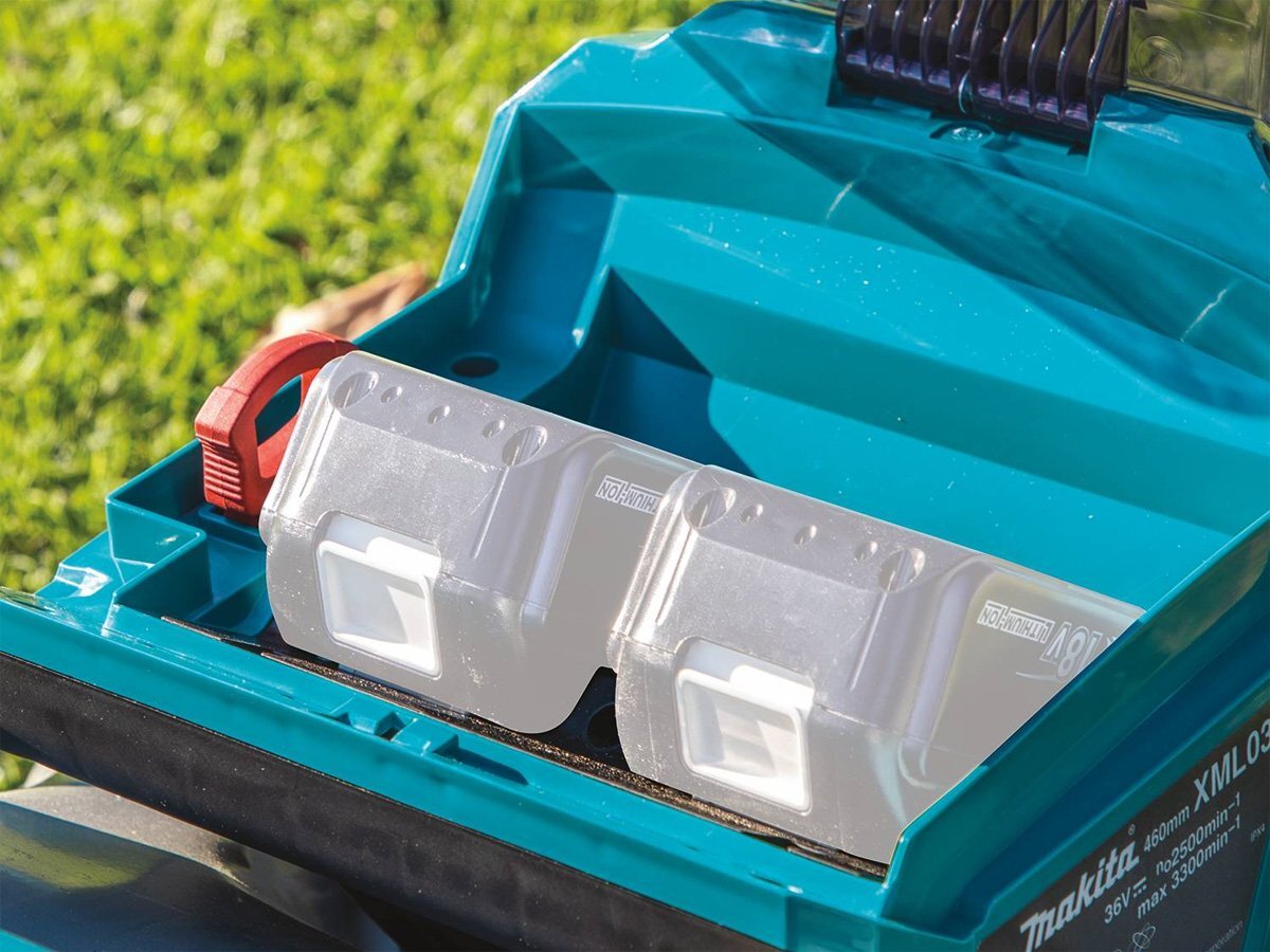 Makita DLM460Z là thiết bị sử dụng pin sạc Li-ion 