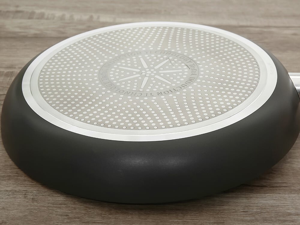 Đáy chảo thiết kế chống ma sát, trơn trượt