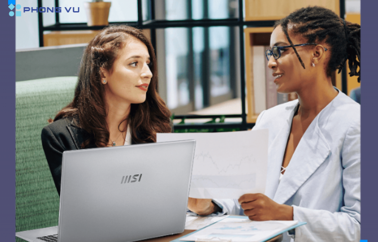 Laptop với màu bạc sang trọng, thiết kế mỏng nhẹ dễ dàng mang theo mọi nơi.