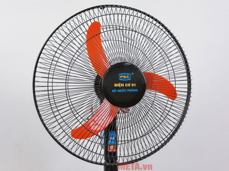 Lồng quạt đan khít, bên trong là 3 cánh quạt Điện Cơ 91 QRTH/AQT