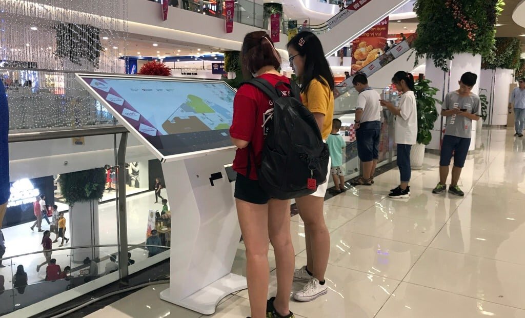 Máy KIOSK tra cứu thông tin COMQ Q-Kiosk 6585TMT - 65'' ( Chân quỳ )