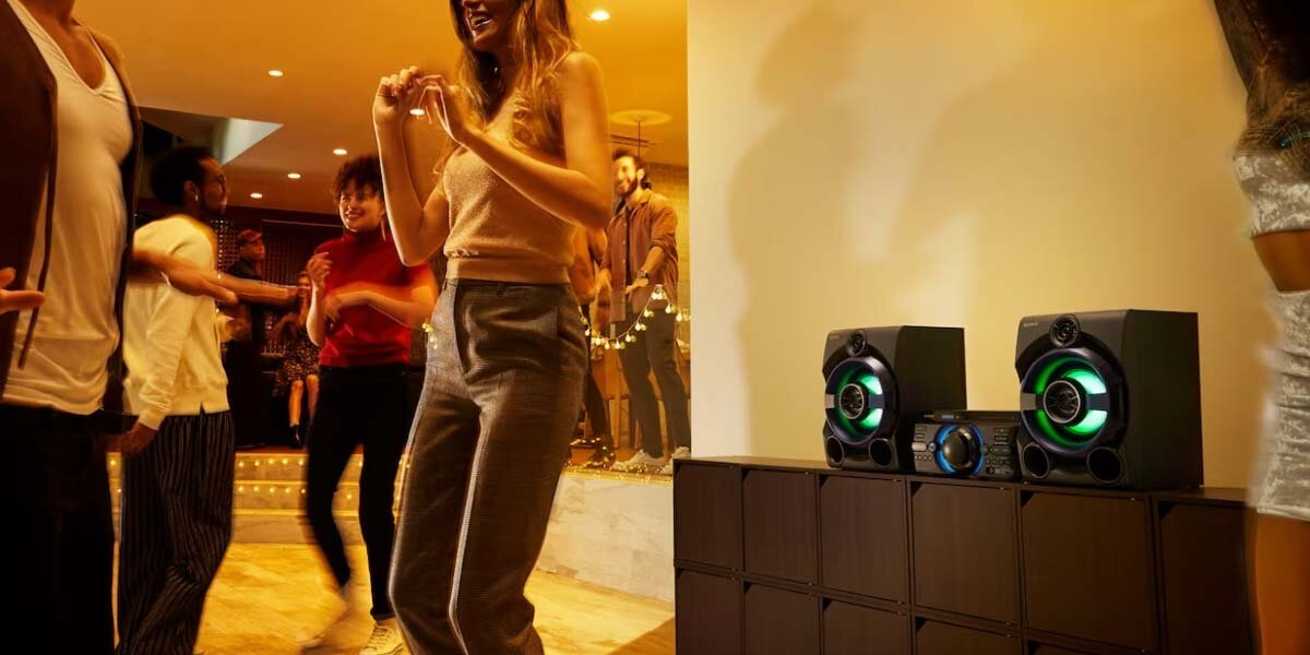 Dàn âm thanh Hifi Sony MHC-M60D//C có vẻ ngoài cứng cáp và hiện đại