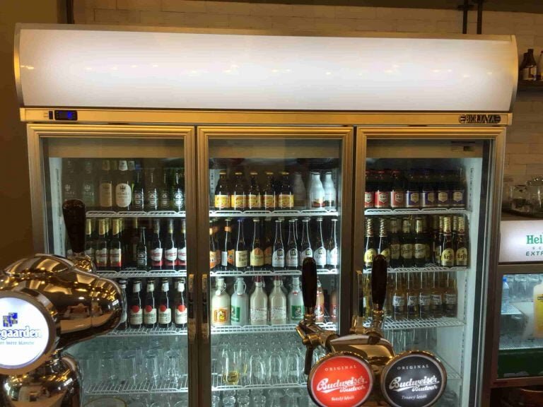 Tủ trưng bày đồ uống nhìn rất đẹp mắt Berjaya 3D/DC-SM