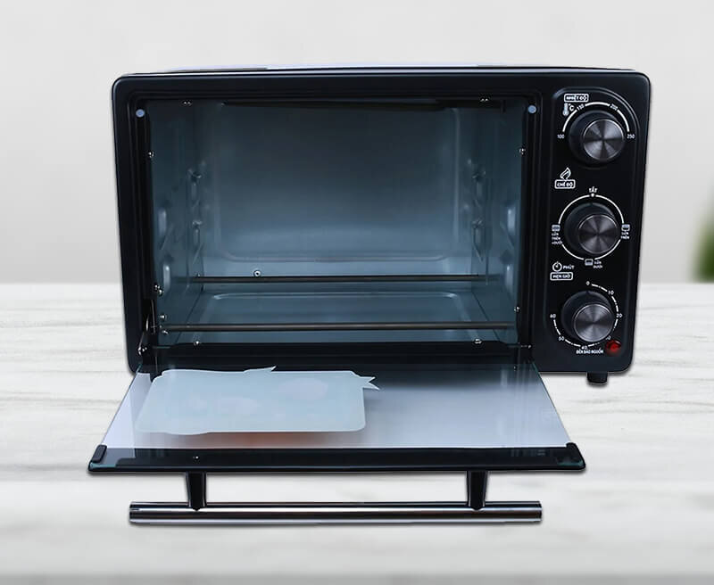 Comet CM6512 trang bị tay cầm mở cửa lò chắc chắn