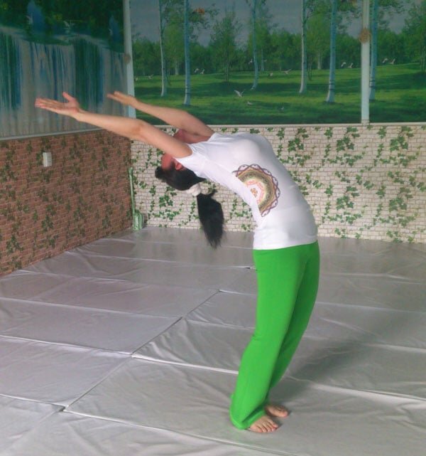 Tư thế đứng thẳng, 2 chân khép lại, 2 tay để lên đùi trước.