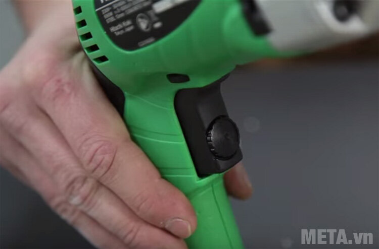 Máy khoan 690W Hitachi DV18V