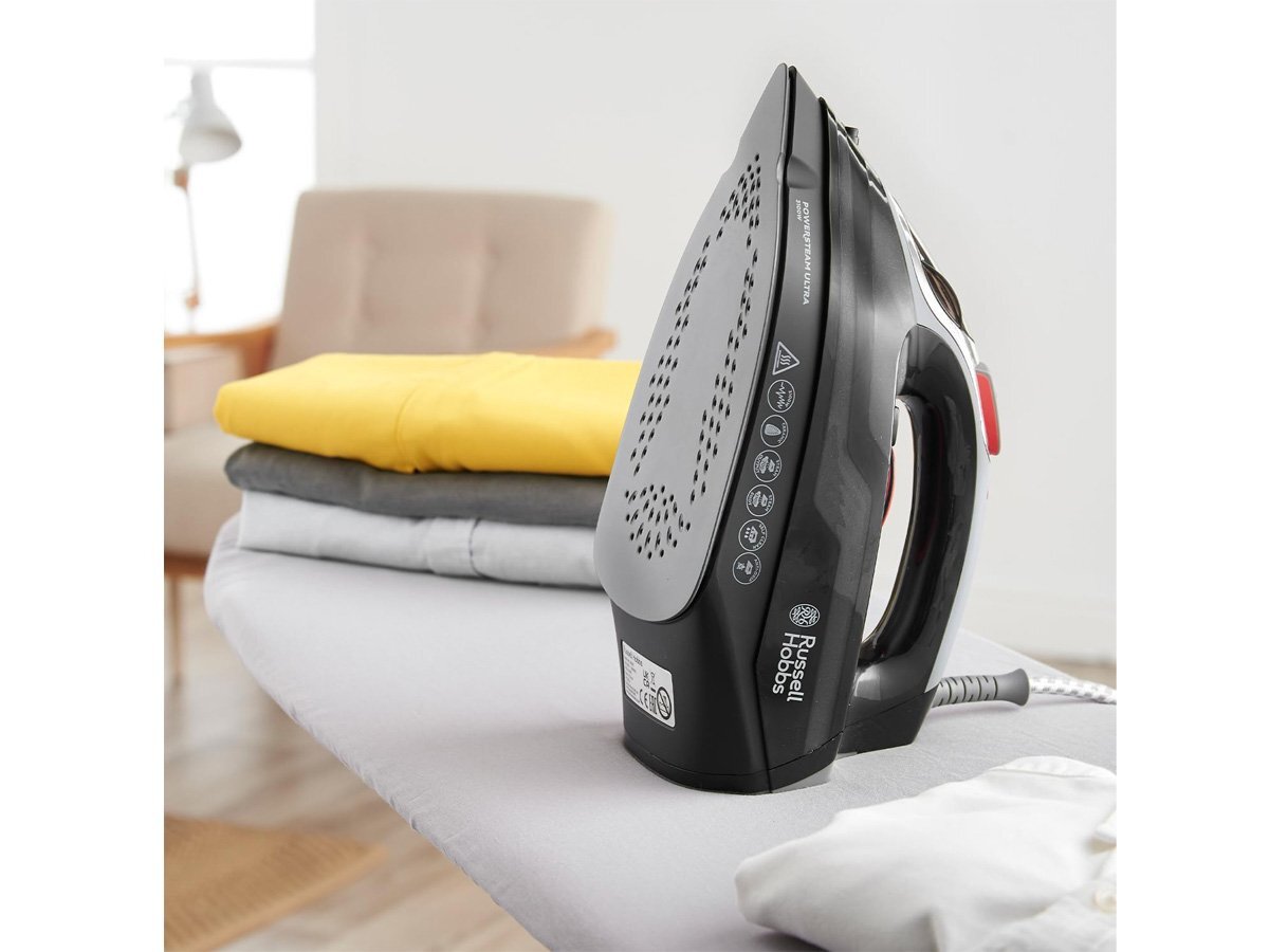 Bàn là Russell Hobbs 20630-56 Power Steam Ultra có mặt đế bằng gốm