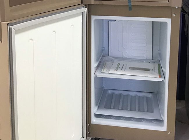 máy làm nóng lạnh nước uống Kangaroo KG58A3 có khoang chứa đồ có khả năng bảo quản lạnh