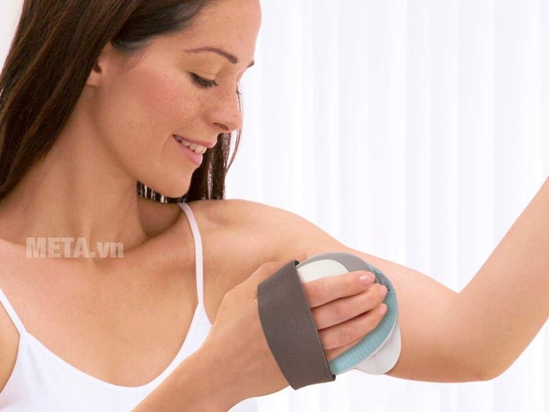 Massage tại vùng mỡ dưới cánh tay Máy massage cầm tay