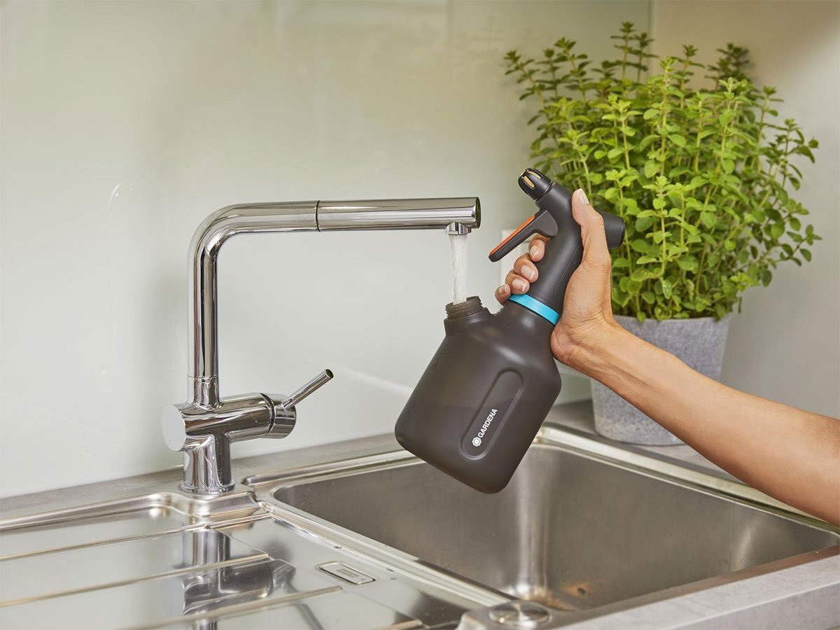 Vị trí đổ nước vào bình Bình tưới cây Gardena