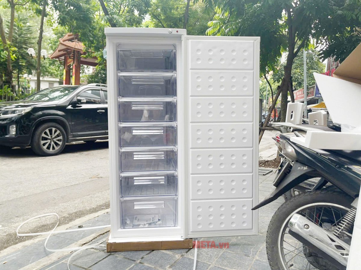 Tủ đông đứng Hòa Phát 208 lít HPF UAH6208 có 7 hộc đựng Tủ đông đứng Hòa Phát 208 lít HPF UAH6208 có 7 hộc đựng