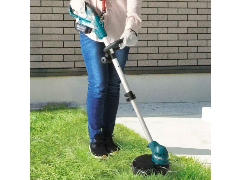 Máy cắt cỏ dùng pin Makita UR100DZ có thiết kế nhỏ gọn