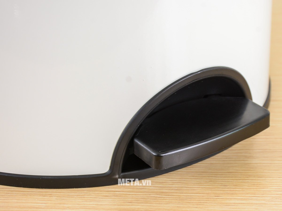 Vị trí đạp chân mở nắp Thùng rác