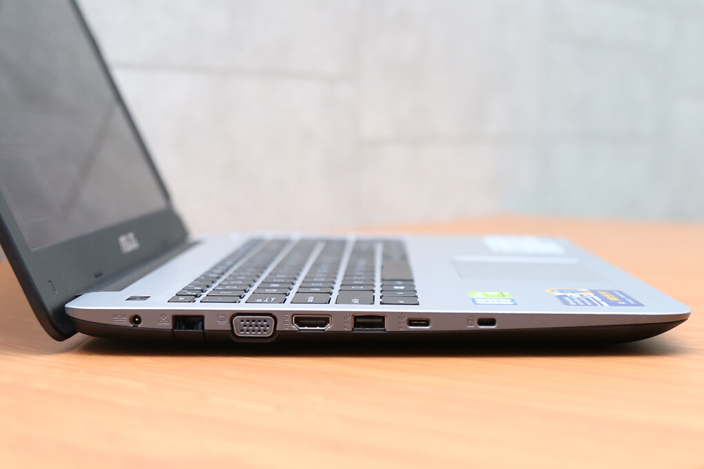 Asus A556UF i5 6200U/4GB/500GB/VGA 2GB/Win10 Asus A556UF i5 6200U/4GB/500GB/VGA 2GB/Win10
