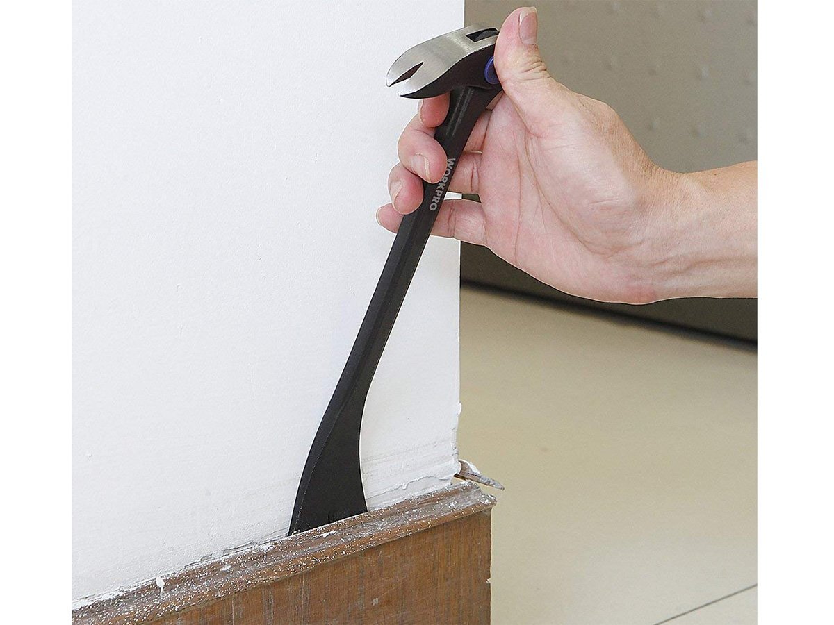 Xà beng có thể dùng để cạy gỗ ốp tường  Búa đóng đinh