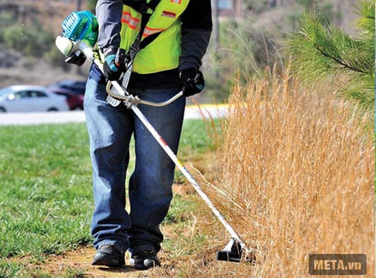 Máy cắt cỏ Oshima TX 330 sử dụng xăng pha nhớt, bình xăng dung tích 1 lít