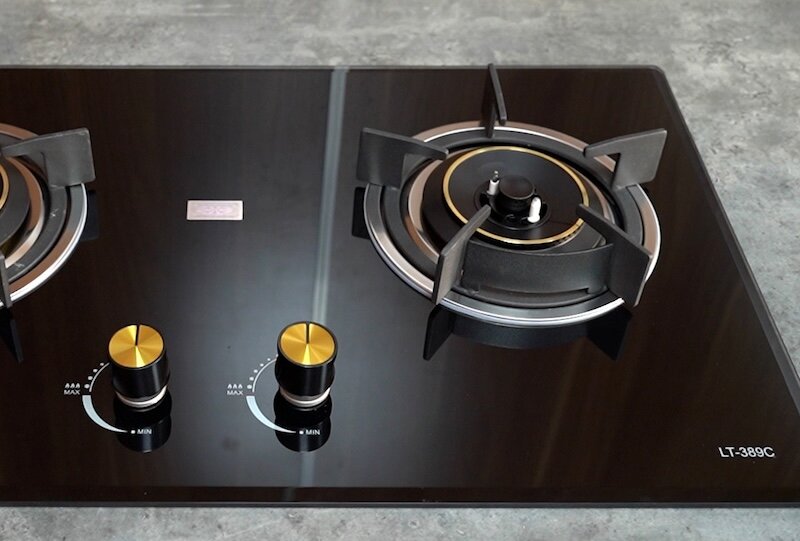Bề mặt bếp gas đôi Latino LT-389C được làm bằng kính Ceramic sáng bóng