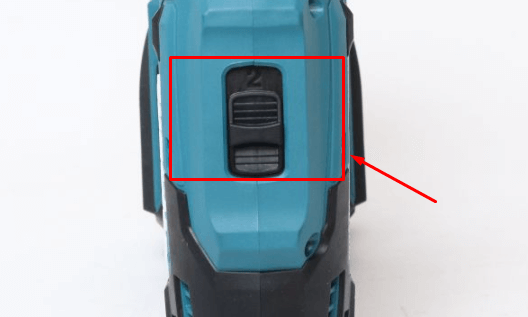 Máy khoan Makita HP488DWAE tích hợp nút chuyển 2 cấp độ điều chỉnh tốc độ khoan