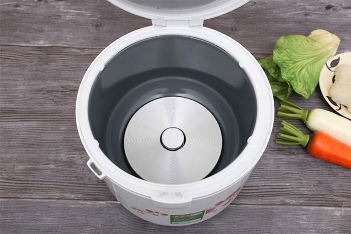 SR MVN18FRAX có mâm nhiệt lớn phía đáy nồi