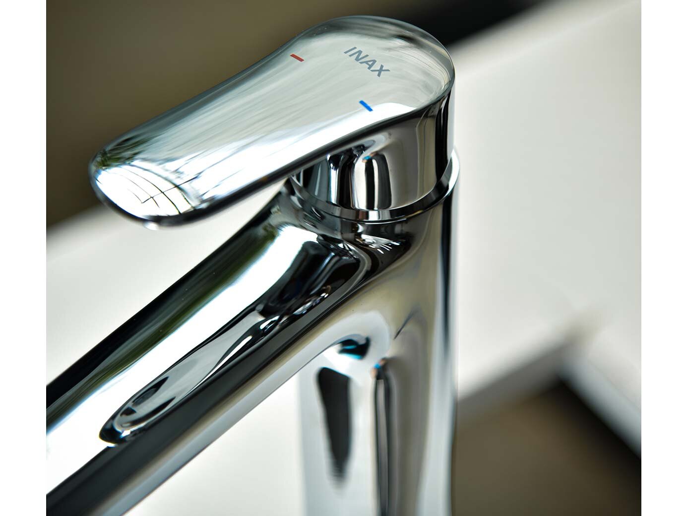 Vòi chậu đặt bàn Inax phủ lớp mạ Crom/Niken tạo độ bóng và sáng  Vòi chậu đặt bàn Inax