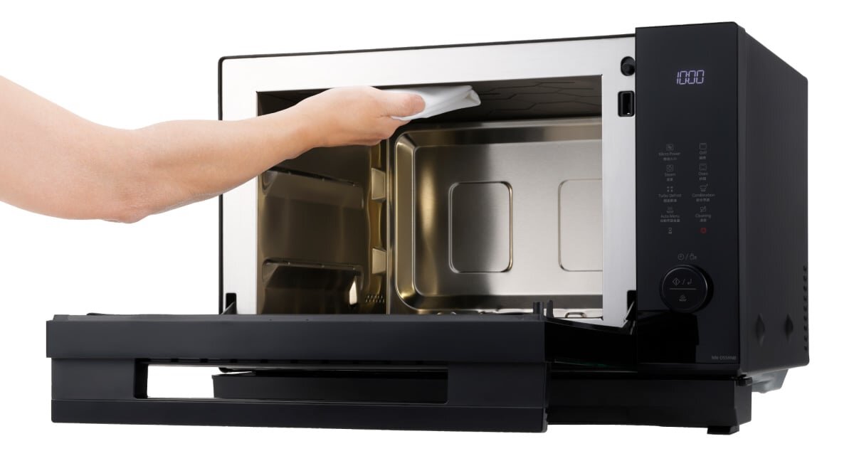 lò vi sóng Panasonic NN DS59NBYUE có trang bị tính năng vệ sinh bằng hơi nước